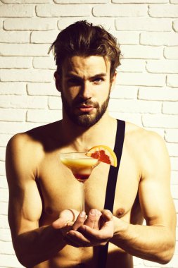 Yakışıklı, sakallı, maço, seksi adam.