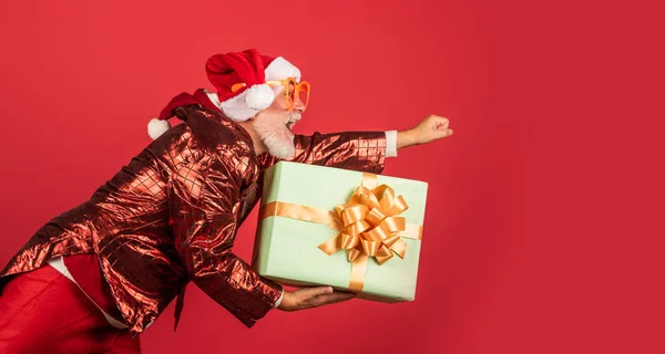 Date prisa. entrega regalos de año nuevo. Compras en línea de Navidad. Santa Claus con barba blanca. hombre en sombrero de santa preparar regalo de Navidad. La mañana antes de Navidad. disfrutar de las vacaciones de invierno —  Fotos de Stock