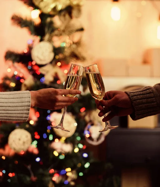 Jingle belletjes. Kerstmis feest vieren. liefde brengt tijd samen door. man toast champagne vrouw. Familieweekend. van elkaar houden. Verliefd stel. Vrolijk kerstfeest. Gelukkig nieuwjaar. wintervakantie. Proost. — Stockfoto