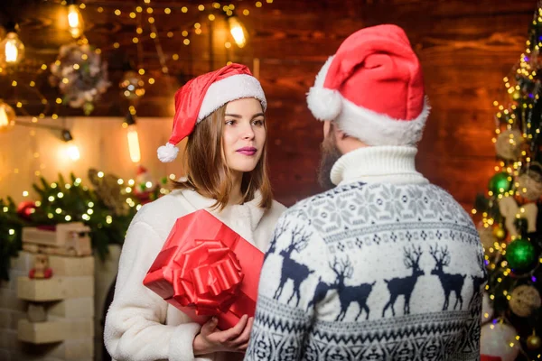 Är du redo? vinterlov. Säsongsförsäljning. Tomtens familj tillsammans. Älskade par julgran. God jul, då. par förälskade. Gott nytt år. Julklappar — Stockfoto