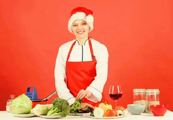 Vrouw chef-kok koken kerstdiner dragen kerstman hoed. Feestelijke menuconcept. De beste kerstrecepten. Geniet van makkelijke ideeën voor feestjes en vakantiediners. Kerstmenu. Kerstdiner ideeën — Stockfoto
