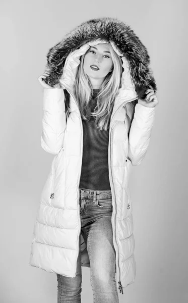 Gyönyörű tél. Boldog téli ünnepeket. szépség a téli ruházat. Hideg szezon vásárlás. Lány felfújt kabátban. műszőrme divat. nő párnázott meleg kabátban. influenza és megfázás. szezonális — Stock Fotó