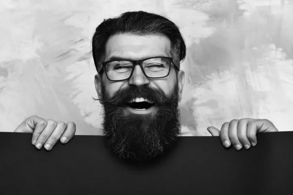 Homme barbu avec visage heureux dans des lunettes sur fond coloré — Photo