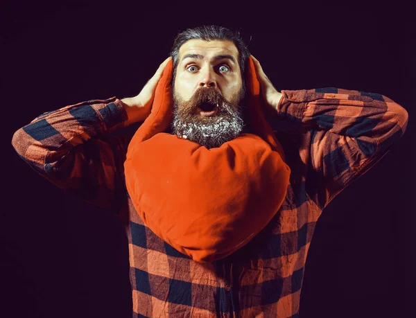 Бородатий чоловік з серцевою подушкою — стокове фото