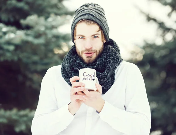 Homem bonito com copo da manhã no inverno ao ar livre — Fotografia de Stock