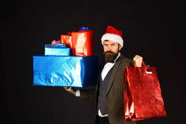 Gerente com barba e pilha de presentes. Vendas de Ano Novo — Fotografia de Stock