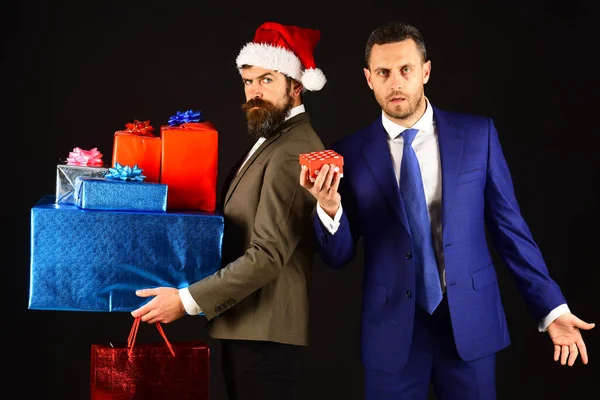 Vánoční online nákupy. Muž v elegantním obleku drží malou krabičku — Stock fotografie