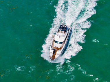 Lüks bir yaşam tarzı. Marina yat kulübü. Yat lüks deniz manzarası. Yaz tatili. Yaz motorlu tekne turu. Lüks motorlu tekne yatı. Yat marinaya gidiyor. Tekne ve yat gezisi. Tekne tatili.