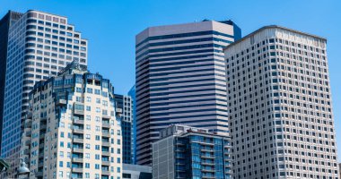 İş bölgesindeki gökdelen binasının manzarası. Gökdelenin şehir mimarisi. Şehir manzaralı bir şehir. Gökdelen şehir manzarası. Şehir merkezindeki modern şehir. İş şehri.