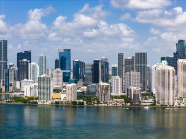 Brickell gökdelenlerinin insansız hava aracı görüntüsü. Miami şehir merkezinden Brickell şehri. Panoramik Miami Brickell silueti kıyı şeridinin üzerinde. Miami 'deki Brickell Key hava görüntüsü. Miami 'nin manzarası