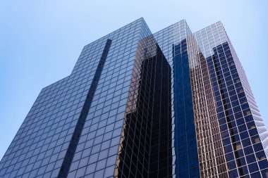 Perspektif gökdeleni. Minimalist cam mimarisi. İş gökdeleni binası. Mimari inşaat sektörü. Cam gökdelen. Şehir mimarisi. Mimarlık ofisinin dış binası..