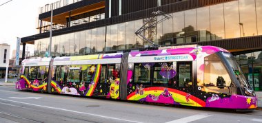 Kansas City, Missouri, ABD - 07 Ağustos 2025: Toplu taşımacılık ile Urban Caddesi. Toplu taşıma. Tramvaylı sokak. Elektrikli tramvay nakliyesi. Şehir tramvayı. Şehir caddesinde tramvay.