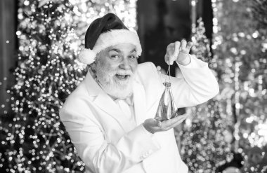 Noel satışlarından faydalanıyorlar. Noel Baba iş adamı hazır bulunsun. Elit, erkekler için pahalı bir yeni yıl hediyesi. Erkek aksesuar. Küçük bir hatıra. Altın çuvallı mutlu bir adam. Geçmişi aydınlatılmış..