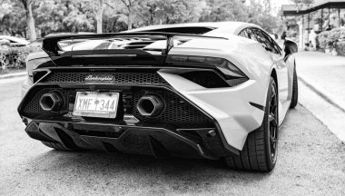 Miami Beach, Florida USA - 9 Haziran 2024 Lamborghini Huracan Tecnica Green Miami plajında. Lamborghini lüks bir İtalyan otomobil üreticisi.