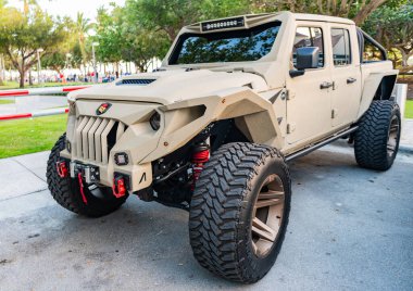 Miami, Florida, ABD - 16 Şubat 2025: Araba Jeep Gladyatörü açık havada park etti. Bej kamyonet, köşe manzaralı. Jeep Gladyatör 2024 arabası. Kamyonet arabası Jeep Gladyatörü.