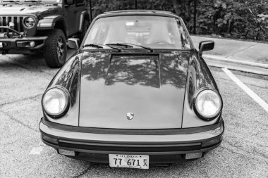 Chicago, Illinois - 29 Eylül, 2024 Porsche 911 Carrera Targa caddeye park etti. 1989 Porsche 911 Carrera Targa lüks spor antika araba