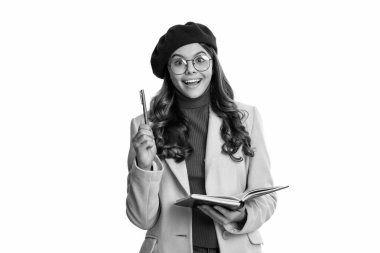 Okula dönelim. Sonbahar kızı okulda notlar alıyor. Üniversite öğrencileri için eğitim. Genç kız notlar alıyor. Sonbahar ders çalışma zamanıdır. Eğitim ve bilgi. Okul eğitimi notları. Fikirden esinlenerek.