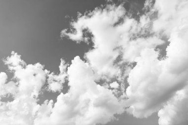 Bulutlu mavi gökyüzünün güzel manzarası. Parçalı bulutlu. Arka plan bulutu yazı. Bulutlu yaz. Gün batımında gökyüzü bulutsuz. Bulutlu doğal gökyüzü.