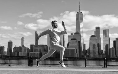 New York 'ta koşan sporcu. Spor rutini. Sporcu dışarıda koşuyor. Spor koşusu sabah egzersizi. Manhattan 'da koşucu eğitimi. Sağlıklı yaşam tarzı.