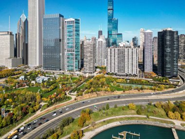 Chicago şehir manzarası gökyüzü mimarisi. Gökdelen ve manzara. Chicago şehir manzarası. Chicago şehir merkezi parkı ve ufuk çizgisi. Autumn City Park manzarası. Sonbahar şehri parkı olan şehir manzarası. Chicago silüeti.