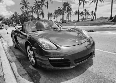 Miami Beach, Florida USA - Haziran 89, 2024: 2018 Porsche 718 Boxter mavisi Miami sahilinde. Ocean 'daki lüks araba porshche Miami plajına gidiyor..