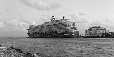 Miami, Florida, ABD - 01 Kasım 2024: gemi seyahati. Yaz tatilinde gemi turu. Gemi seyahati ve deniz seyahati. Lüks yolcu gemisi. Mein Schiff 1 Valletta.