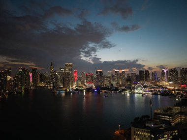 Miami şehir merkezindeki Brickell siluetinin hava gece görüntüsü. Miami 'deki gökdelenler. Brickell finans bölgesinin manzarası. Brickell, Miami 'de. Brickell Şehir Manzarası