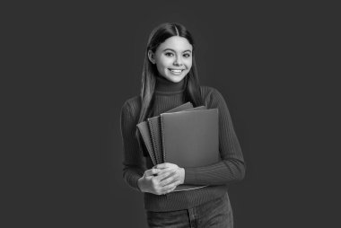 Okula dönelim. Bilgi ve eğitim. Kırmızıda izole edilmiş genç kız öğrenci. 1 Eylül. Lise eğitimi. İnceleme yoluyla bilgi. Çalışma kitabıyla çalışan genç bir kız. Felsefi bilgi.