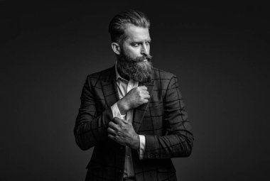 Şık takım elbiseli bir iş adamı. Resmi terzilik kıyafeti. Erkek giyim kuşamı. Bespoke takımı. Özel dikim erkek giysisi giymiş sakallı adam. Özel dikim kıyafet giyen bir iş adamı. Şık stil.