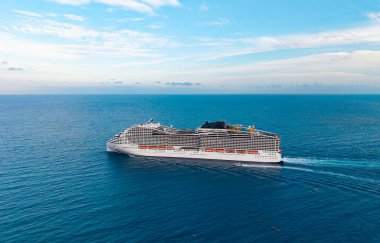 Hava manzaralı lüks bir yolcu gemisi. Gemi Miami sahil limanından ayrılıyor. Gemi seyahati. Yaz tatilinde hava manzaralı yolcu gemisi. Gemi seyahati ve deniz yolculuğu. Denizin ötesine yolculuk.