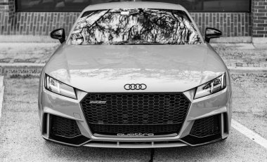Chicago, Illinois - 29 Eylül 2024: 2018 Audi TTRS gri rengi sokağa park edildi. Audi, Alman spor arabasıdır.