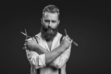 Berber adam. Traş bıçağı olan bir berber tıraş olur. Berber adam berber dükkanında saçını kestiriyor. Berber dükkanında harika zaman geçirdik. Berberdeki kuaförden saç kesimi. Boşluğu kopyala.