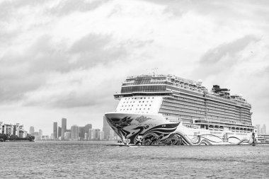 Miami, Florida, ABD - 07 Kasım 2024: Norveç sevinci. Gemi seyahati. Yaz tatilinde gemi turu. Gemi seyahati ve deniz seyahati. Lüks yolcu gemisi. Gemi Miami sahil limanından ayrılıyor..