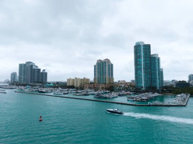 Miami marinasındaki lüks yatların hava manzarası. Miami marinasındaki tekne ve gökdelenlerin manzarası.