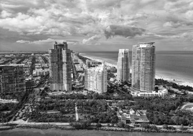 Florida Panoraması. Panoramik Miami 'nin gökdelen mimarisi. Miami Güney Sahili hava manzarası. Miami gökdeleninde hava durumu. Miami 'nin güney sahili. South Beach 'te şehir manzarası.