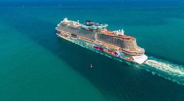 Miami, Florida, ABD - 16 Nisan 2025: Norveç Aqua yolcu gemisi yolculuğu. Yaz tatilinde gemi turu. Norveç yolcu gemisi. Gemi turu ve deniz seyahati. Gemi Miami sahil limanından ayrılıyor. NCL.