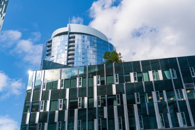 Perspektif gökdeleni. Minimalist cam mimarisi. İş gökdeleni binası. Mimari inşaat sektörü. Cam gökdelen. Şehir mimarisi. Ofis binasının mimarisi.