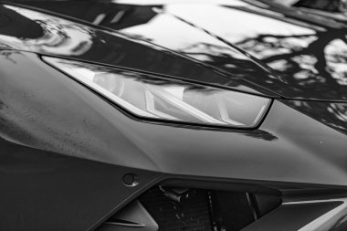 Chicago, Illinois - 29 Eylül 2020 Lamborghini Huracan LP 640-4 EVO Spyder. Kırmızı 2020 Lamborghini Huracan LP 640-4 EVO Spyder sokağa park etmiş. Lamborghini İtalyan lüks arabasıdır.