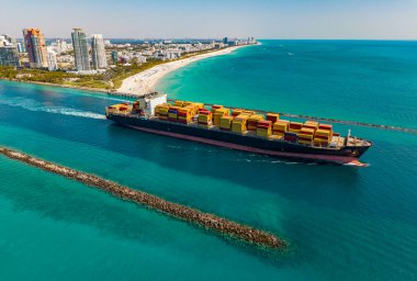 Yük konteynırı kargo gemisine yüklendi. Konteynırlı bir hava gemisi. Kargo işi. Konteyner gemisi. Nakliye lojistiği. Ticari nakliye. Kargo gemisi denizde, hava manzaralı. Kargo gemisi güvertesi.