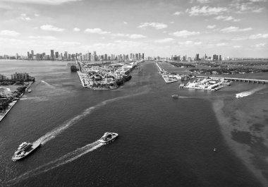 Miami limanından Marina şehri. Konteynırlı kargo iskelesi. Miami Limanı. Dodge Adası ve Marina Körfezi. Miami hava manzaralı. Florida marinasında hava manzaralı. Miami plajı hava manzarası. Lüks seyahat.