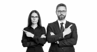 Başarılı ortaklık. İş ekibi başarısı. İş ortağı beyazla izole edilmiş. Takım elbiseli iki iş adamı. İş ekibi çalışması ve işbirliği. Ortaklık kavramı. Ortak takımı. işaret parmağı.