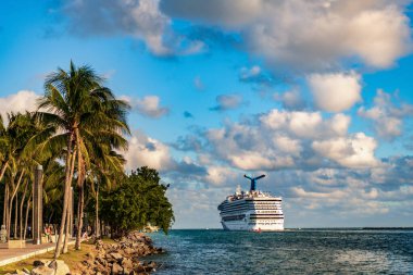 Miami, Florida, ABD - 10 Aralık 2024: Karnaval yolcu gemisi. Gemi turu ve seyahat. Gemi Miami limanından ayrılıyor. Tatil turu. Karnaval Gündoğumu yolcu gemisi yolculuğu. Yaz tatilinde gezmek.