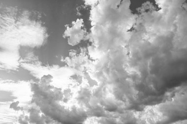 Bulutlu mavi gökyüzü. Açık mavi gökyüzü panoramik arkaplan ve küçük beyaz bulutlar. Parçalı bulutlu. Mavi gökyüzünde beyaz kabarık bulutlar