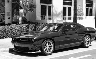 Miami Beach, Florida USA - 9 Haziran 2024 Dodge Challenger GT Miami Beach 'te. Dodge Challenger GT klasik Amerikan arabası. Kiraz kırmızısı Dodge Challenger GT