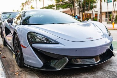 Miami, Florida, ABD - 13 Nisan 2025 McLaren GT 'nin arabası açık hava manzaralı. McLaren 570 S 2019 spor araba. Lüks gri spor araba McLaren GT. Supercar taşımacılığı.