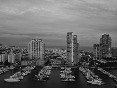 Miami 'de gece limanı. Lüks yatı olan Miami marinası. Yaz tatili. Lüks Güney Sahili marinası. Geceleyin lüks bir yat. Miami güney sahili manzaralı. Yat Kulübü.