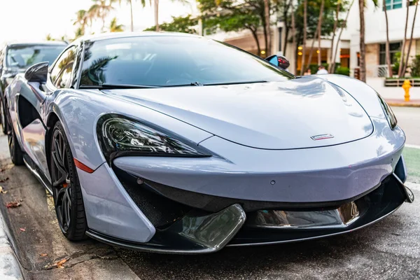 Miami, Florida, ABD - 13 Nisan 2025 McLaren GT 'nin arabası açık hava manzaralı. McLaren 570 S 2019 spor araba. Lüks gri spor araba McLaren GT. Supercar taşımacılığı.
