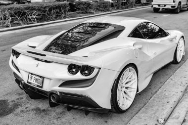 Miami Beach, Florida USA - 9 Haziran 2024 Ferrari 488 GTB Miami plajında. Beyaz Ferrari 488 GTB özel Ferrari araba modelidir