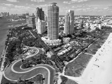 Florida Panoraması. Miami 'nin gökdelen mimarisi. Miami Güney Sahili hava manzarası. Lüks bir hayat. Havadan Miami gökdeleni. Miami 'nin güney sahili. South Beach 'in şehir manzarası.