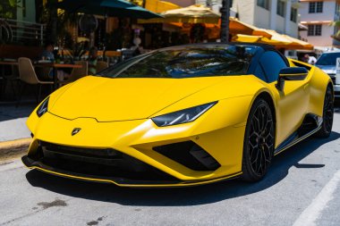 Miami, Florida, ABD - 26 Temmuz 2025: Lamborghini Huracan üstü açık spor araba. Lüks sarı araba Lamborghini Huracan EVO. Lamborghini Huracan 'ın EVO' su dışarıda park halinde. Lamborghini, köşe manzaralı..